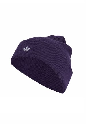 Paarse gebreide beanie met een geribbelde textuur en omgeslagen rand. Heeft een klein, reliëf wit logo aan de voorkant.