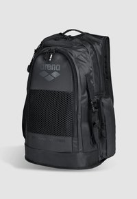 Mochila negra con panel de malla y logo. Cuenta con múltiples compartimentos con cremallera y un tejido texturizado. Diseño duradero adecuado para un uso activo.