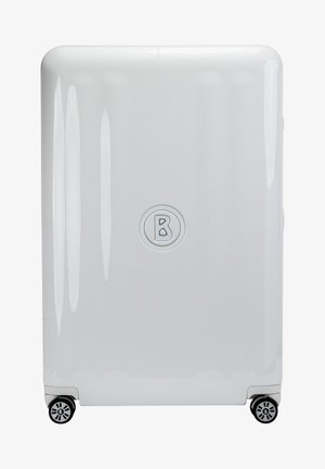 Maleta rígida blanca con un acabado brillante, que presenta un logo circular, cuatro ruedas y una forma rectangular elegante.