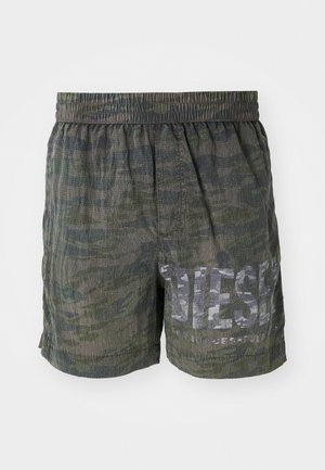 Zöld és szürke álcázó mintázatú fürdőshorts. Rugalmas derékpánt, struktúrált anyag, a fronton kiemelkedő fehér logóval.