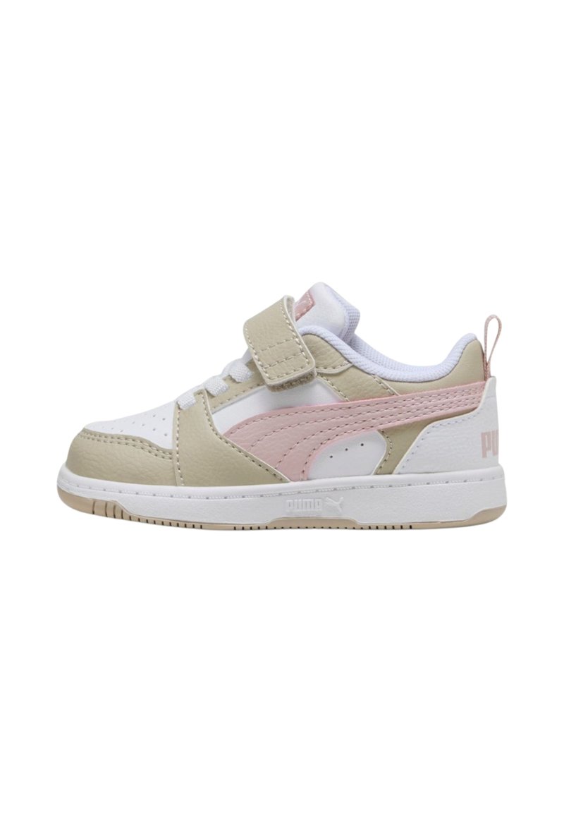 Sneaker bianco e beige con dettagli rosa, dotata di tomaia in pelle e rete, chiusura con lacci e strap in velcro sul lato.