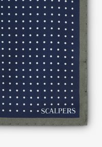 Fazzoletto da taschino blu navy con pois bianchi, rifinito con un bordo grigio chiaro, con la scritta "SCALPERS" in basso.