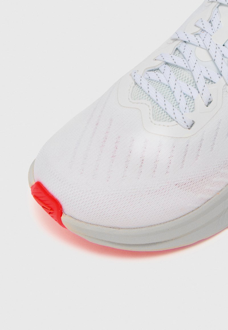 Altra EXPERIENCE FORM - Road running shoes - white/coral  display picture 3