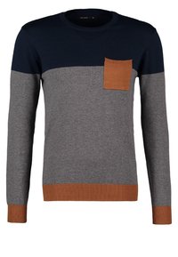 Grå och marinblå stickad tröja med långa ärmar, rund hals och en beige fickdetalj. Har ribbade muddar och nederkant.