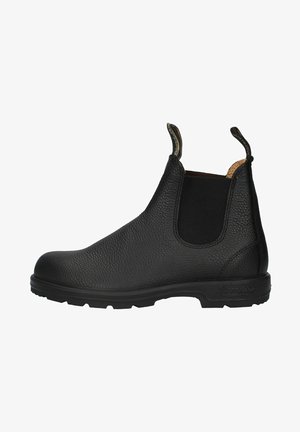 Bota chelsea de cuero negro con acabado texturizado, paneles laterales elásticos, tiradores y suela de goma. Diseño sencillo y funcional sin adornos.