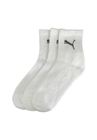 Drei weiße Knöchelsocken mit schwarzem Puma-Logo auf den gerippten Bündchen, übereinander auf einem weißen Hintergrund angeordnet.