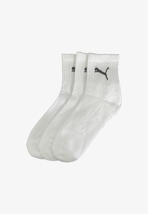 Drei weiße Knöchelsocken mit schwarzem Puma-Logo auf den gerippten Bündchen, übereinander auf einem weißen Hintergrund angeordnet.