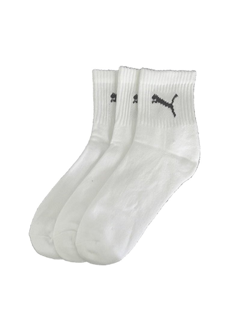 Drei weiße Knöchelsocken mit schwarzem Puma-Logo auf den gerippten Bündchen, übereinander auf einem weißen Hintergrund angeordnet.