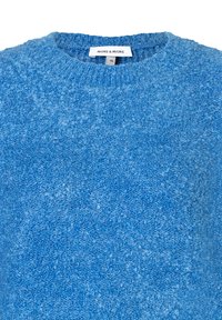 Hellblau strukturierter Pullover mit Rundhalsausschnitt, aus weichem Material gefertigt. Das Etikett zeigt "MORE & MORE", Größe 36 sichtbar.