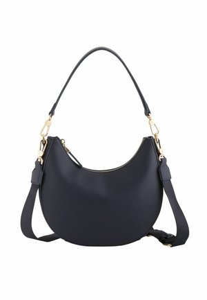 Bolso negro en forma de media luna con cierres dorados, un asa corta y una correa larga ajustable sobre un fondo blanco.