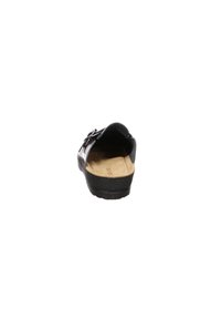 Scarpa nera slip-on con retro arrotondato, caratterizzata da una suola testurizzata e un sottopiede beige chiaro. Design minimalista con un dettaglio a cintura singola.