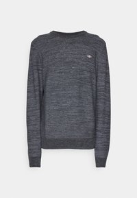 Pull en maille gris foncé avec un motif chiné subtil, col rond, manches longues et un petit logo sur le côté gauche de la poitrine.