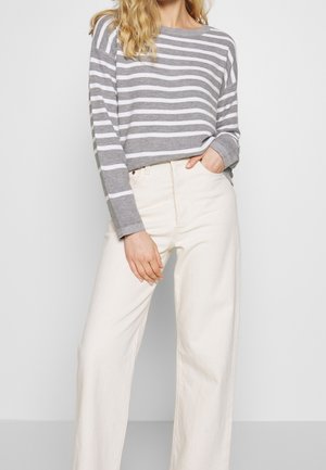 Haut à rayures grises et blanches à manches longues, coupe relaxée, associé à un pantalon large crème taille haute, design minimaliste, texture douce.