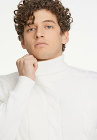 Lindbergh MEGA CABLE ROLL-NECK - Stickad tröja - off white
