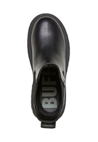 Černé kožené kotníkové boty s elastickými bočními panely, kulatou špičkou, texturovanou gumovou podrážkou a poutkem na zadní straně. Uvnitř se nachází potisk loga.