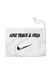 Biały worek na sznurkach z napisem "NIKE TRACK & FIELD" w grubym czarnym druku, czarnym logo Nike Swoosh oraz gładkim, lekkim materiałem.