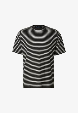 Mustvalgete triipudega t-särk, klassikalise ümmarguse kaelusega, lühikeste varrukatega ja pehme tekstuuriga. Sirge lõige ja minimalistlik disain.