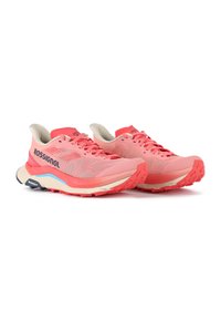 Różowe buty sportowe z siateczkową cholewką, kontrastującą beżową kołnierzem i wzorzystą gumową podeszwą. Posiadają logo na boku i sznurowadłach.
