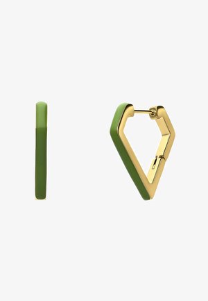 Goudkleurige oorringen met een diamantvorm, voorzien van een groene emaillelaag. Gladde textuur, minimalistisch ontwerp en sluiting met clip.