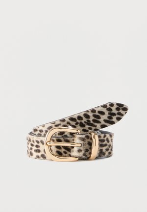 Cinturón de estampado de leopardo con hebilla curva dorada, enrollado sobre un fondo claro y liso.