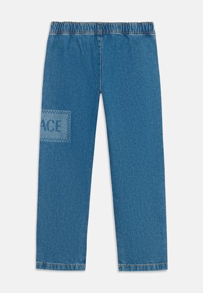 Mėlyni džinsai su elastinga juosmens juosta, tiesiais džinsais ir tekstūriniu užtaisu su "ACE" kairėje šlaunies pusėje.