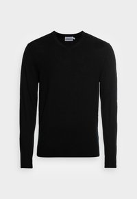 Černý svetr s dlouhým rukávem a výstřihem do V s cedulkou Calvin Klein uvnitř límce a decentním logem na hrudi, vystavený na bílém pozadí.