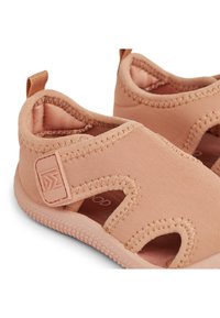 Světlé růžové měkké látkové sandály s výřezy, texturovanými gumovými podrážkami a zesíleným šitím pro dlouhou životnost.