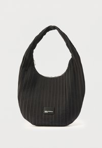 Czarna torebka na ramię z plisowanej tkaniny, zapinana na zamek, z prostokątną naszywką z logo Karl Lagerfeld Jeans na przedzie.