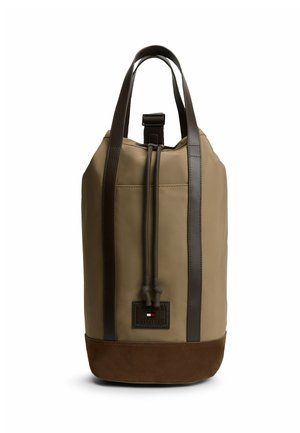 Hoge beige en bruine cilindervormige rugzak met twee verticale bandjes, trekkoordsluiting en een klein rechthoekig logo aan de voorkant.