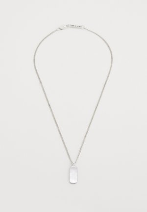 Collier en chaîne argentée avec un pendentif rectangulaire poli. La chaîne présente un design torsadé et un fermoir sécurisé.