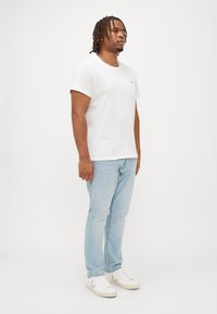 Tommy Jeans AUSTIN SLIM PLUS - Slim fit jeans - denim light