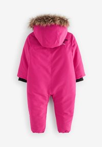 Combinaison de ski isolée rose avec capuche en fausse fourrure, poignets élastiques et accents noirs. Présente un design épuré et un matériau extérieur durable.