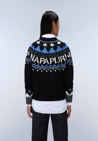 Czarny sweter dzianinowy z niebieskimi i białymi wzorami, okrągłym dekoltem i ściągaczami przy mankietach. Z tyłu znajduje się nazwa marki napisana dużymi literami.