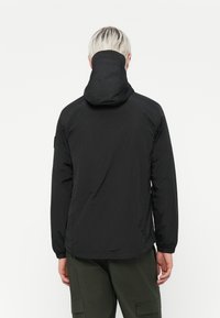 Sort letvægtsjakke med hætte, der har en glat texture og elastiske manchetter. Bagsiden har et minimalistisk design uden yderligere detaljer.