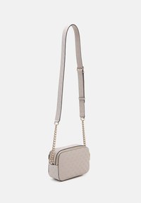 Borsa a tracolla rettangolare in materiale grigio chiaro embossato, con tracolla in catena dorata e chiusura con zip. Texture liscia con un motivo sottile.