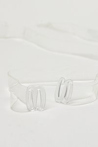 Przezroczyste plastikowe paski z dwoma klamrami, o gładkiej fakturze i elastycznym wyglądzie. Klamry mają kształt umożliwiający pewne zapięcie.