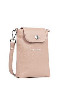 Borsa a tracolla in pelle rosa con finitura testurizzata, chiusura a pattina e hardware in argento. Dotata di una tracolla removibile e logo embossato.