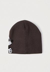 Sötétbarna kötött sapka, egyik oldalán részlegesen látható fekete-fehér rajzfilmfigura, egyszínű fehér háttér előtt.