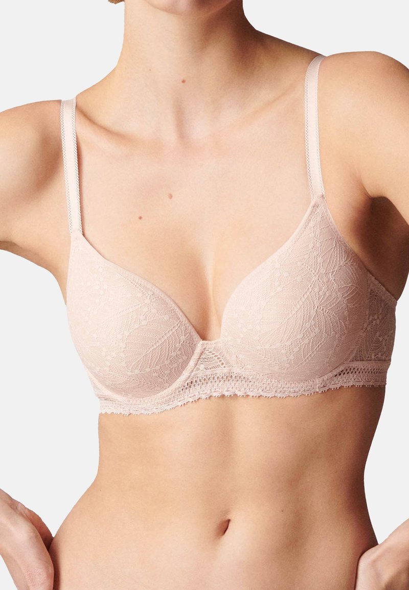 Soutien-gorge en dentelle rose clair avec un soutien-gorge à armature lisse, des bonnets en trois parties, des bretelles ajustables et une délicate dentelle en bordure de la bande.