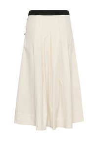 Jupe midi de couleur crème avec ceinture noire, avec des plis devant et un détail de bouton sur le côté.