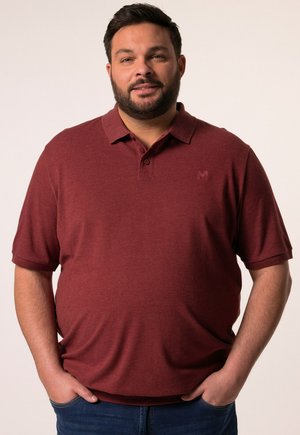 Bordový polo tričko s límečkem, krátkými rukávy a jemnou texturou; má malé, vyrýpané logo na hrudi. Nosit s modrými džíny.