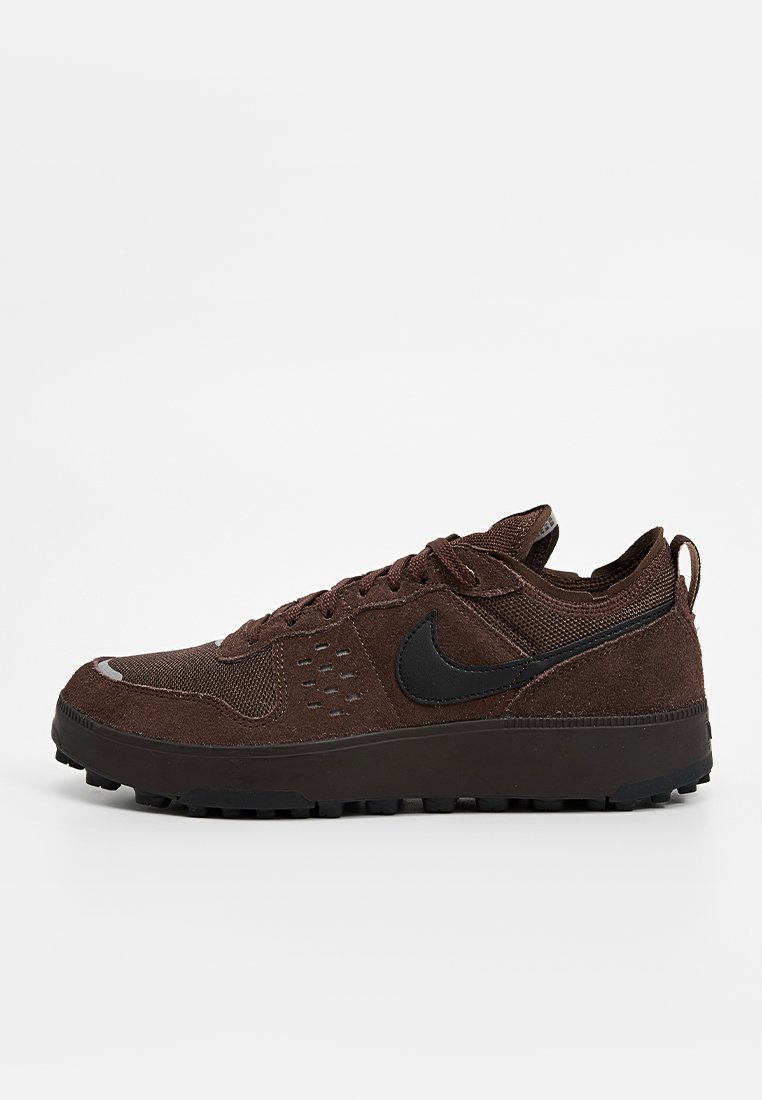 Baskets en suède marron et en mesh avec un swoosh noir, des accents texturés et une épaisse semelle en caoutchouc avec un design de bande de roulement.