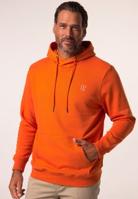 Felpa arancione con cappuccio e tasca frontale, con cordini regolabili e un piccolo logo sul petto. Tessuto morbido, vestibilità comoda.