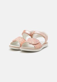 Roségoldene Sandalen mit einem glitzernden pinken Obermaterial, doppelten Velcro-Riemen, offener Zehenpartie und einer weißen Gummisohle. Texturierte Komfort-Innensohle.