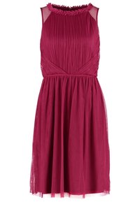 Robe magenta sans manches longueur genou avec corsage plissé, panneaux transparents aux épaules et bordure fleurie autour de l'encolure ronde.