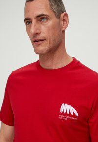 s.Oliver MIT FRONTPRINT - T-shirt imprimé - preiselbeere