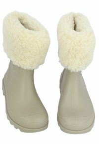 Beige wasserdichte Gummistiefel mit einem flauschigen cremefarbenen Kunstfellkragen. Runde Zehenform, strukturierte Sohle und glatte Oberfläche.