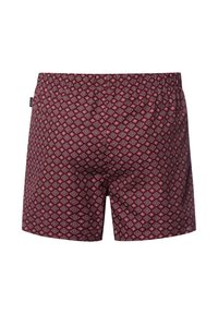Shorts de bain bordeaux avec un motif en losange blanc et bleu clair, une taille élastique et une texture de tissu lisse et légère.