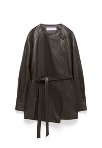Giacca di pelle marrone scuro con vita cintata, maniche raglan, colletto rotondo e dettaglio di chiusura con un singolo bottone. Texture liscia.