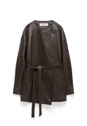 Giacca di pelle marrone scuro con vita cintata, maniche raglan, colletto rotondo e dettaglio di chiusura con un singolo bottone. Texture liscia.